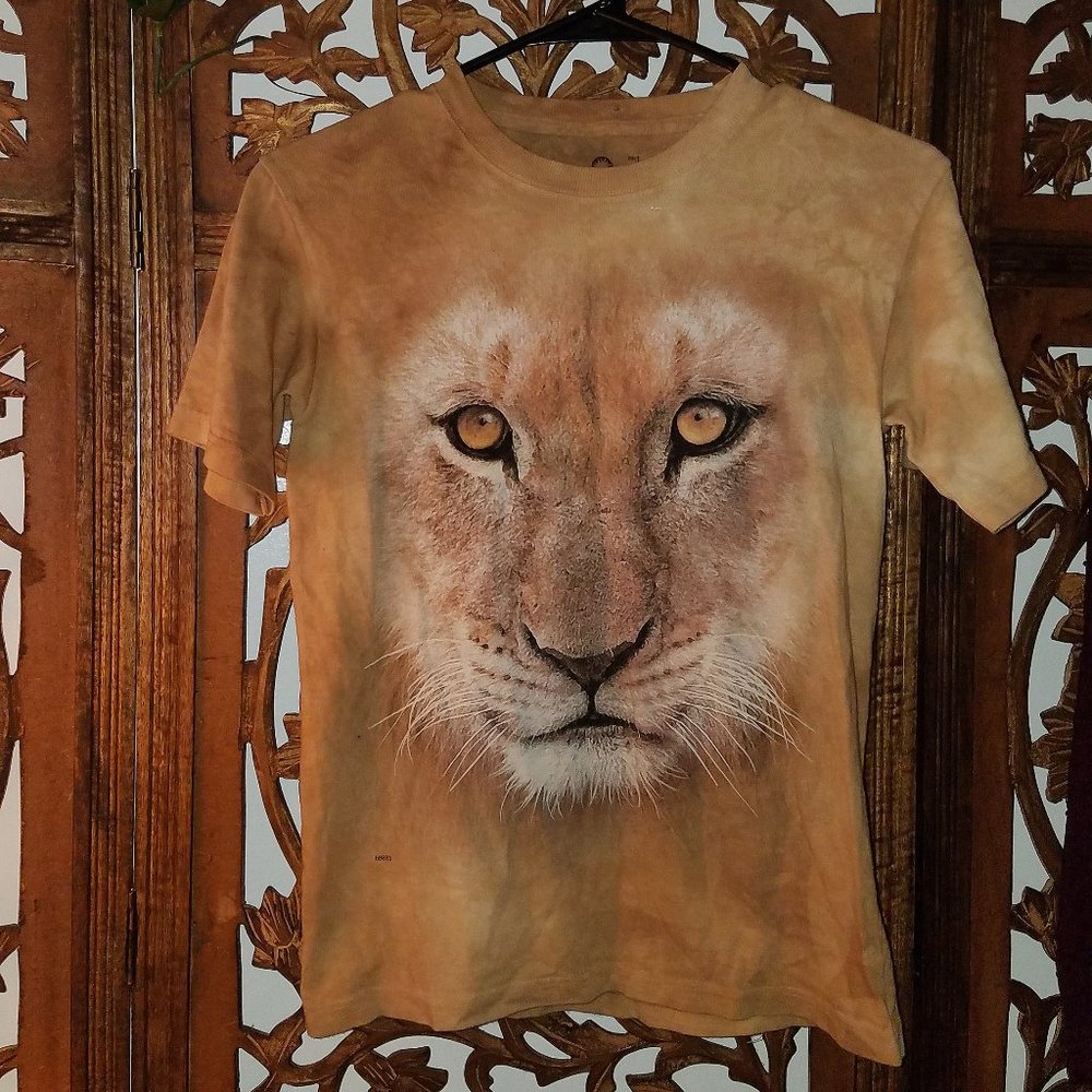 lion tee
